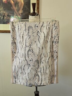 White House Black Market White and Black Snake Print Pencil Skirt